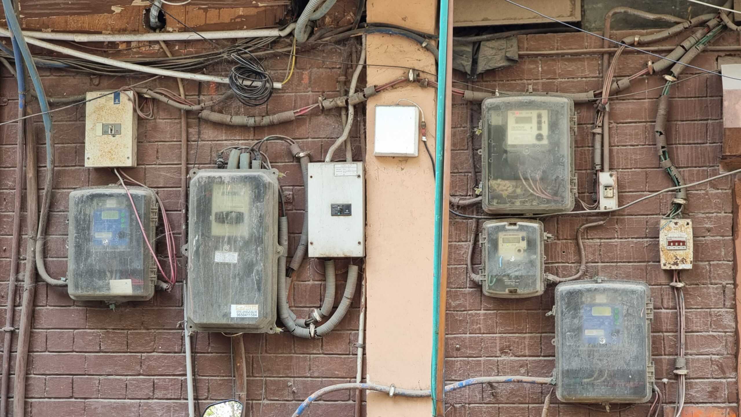Image of smart meter cabins and smart meters in the Indian AMI connectivity setting