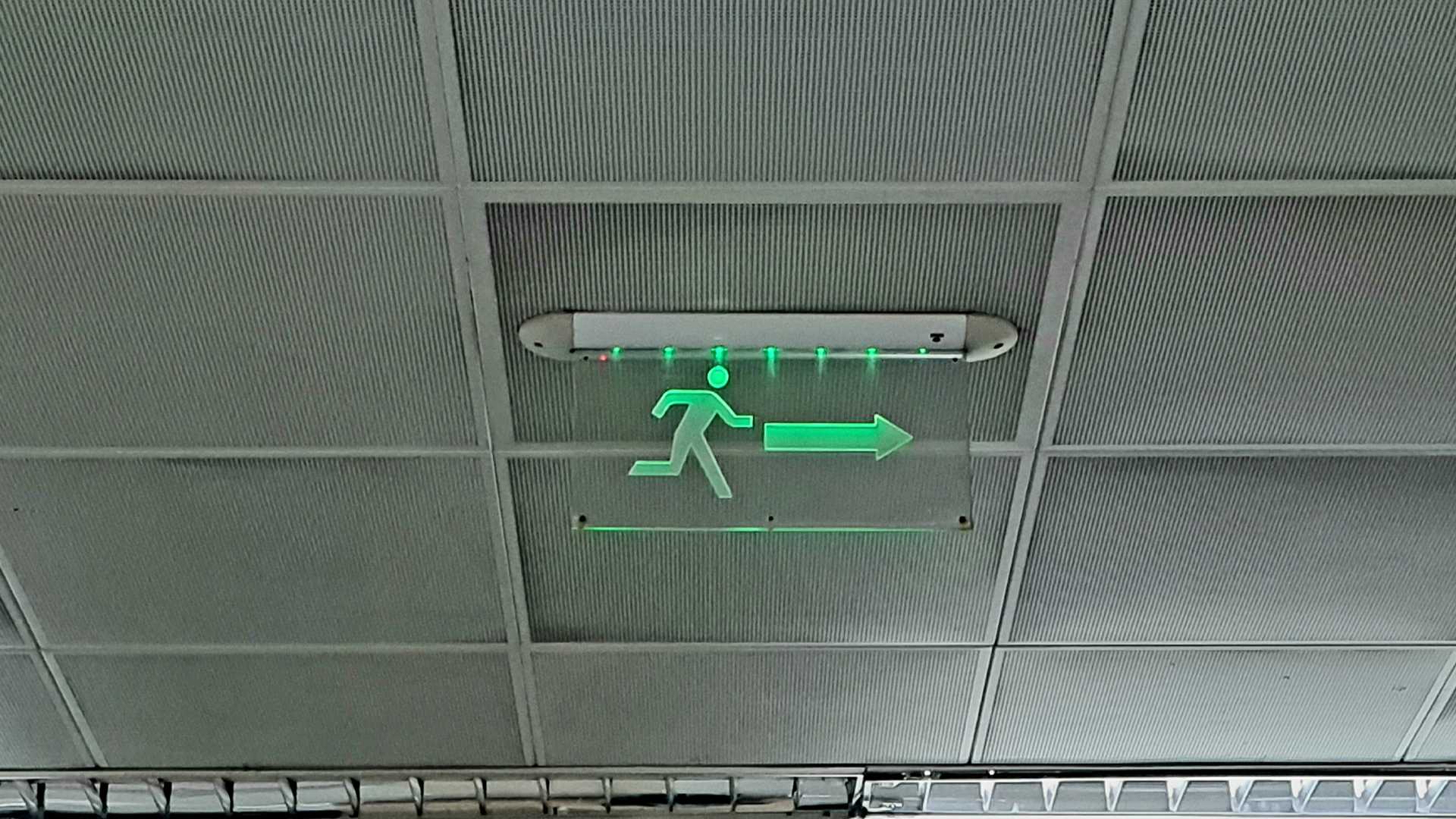 How wireless reinvents emergency light battery management