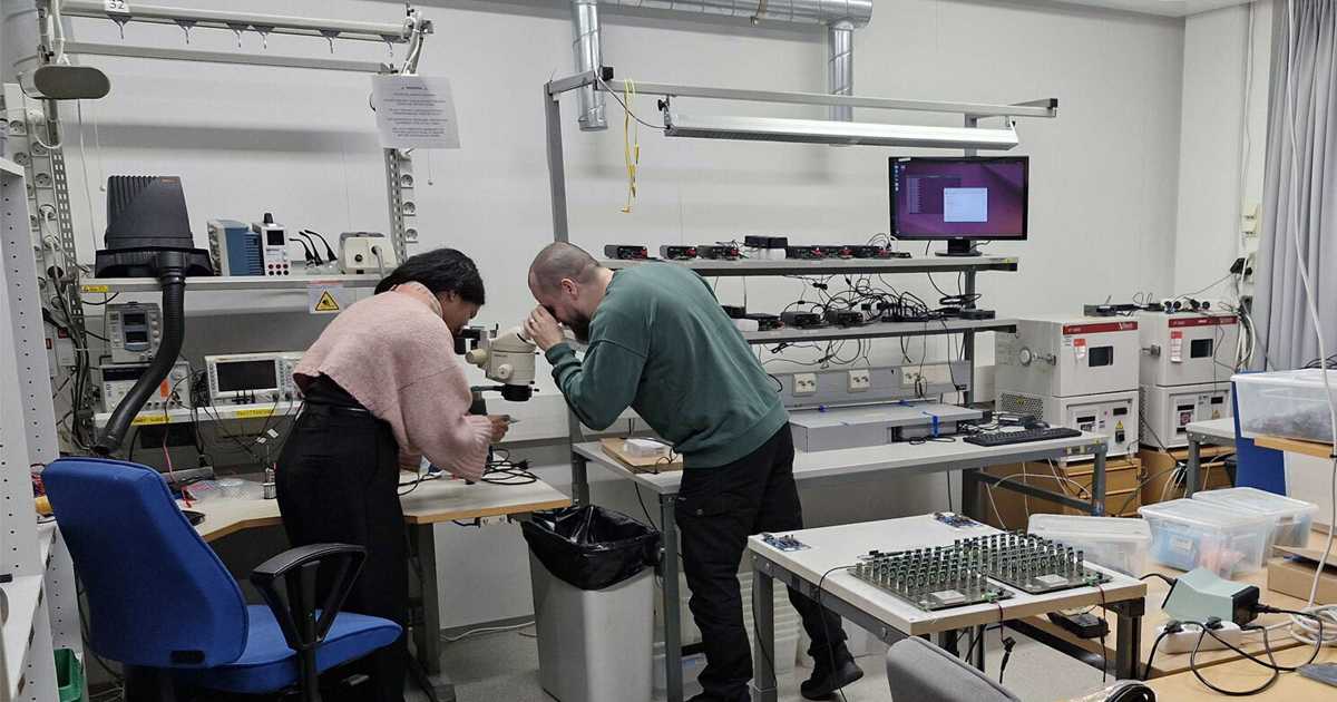 Picture of Wirepas RD team members in the lab