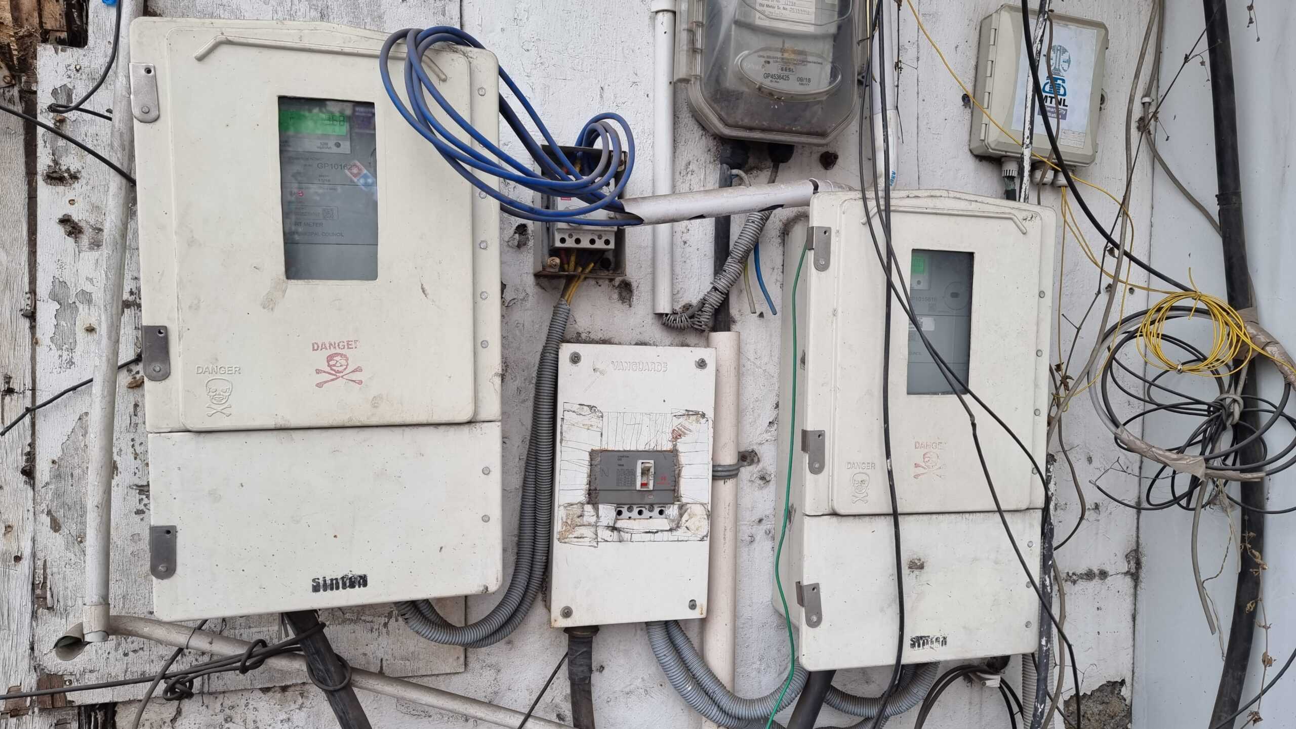 picture of smart meter set up, used to promote a white paper called smart electricity metering connectivity considerations for India